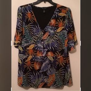 A LOVE STORY SIZE 2X WOMENS MULTI COLOR FLORAL BLOUSE TOP. S/S, V-NECKLINE NICE!